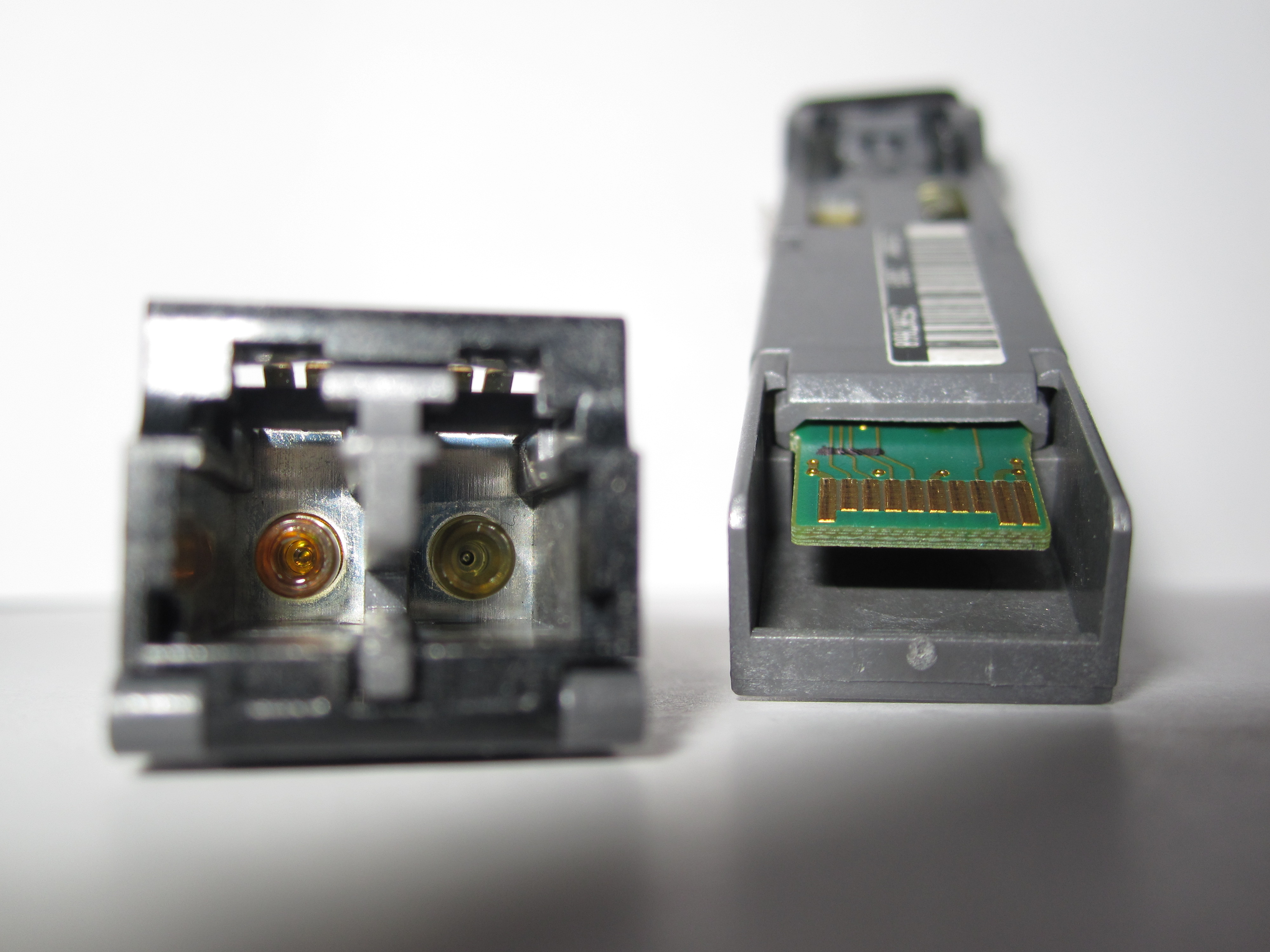 دو نمای اپتیکی و الکتریکی از ماژول SFP