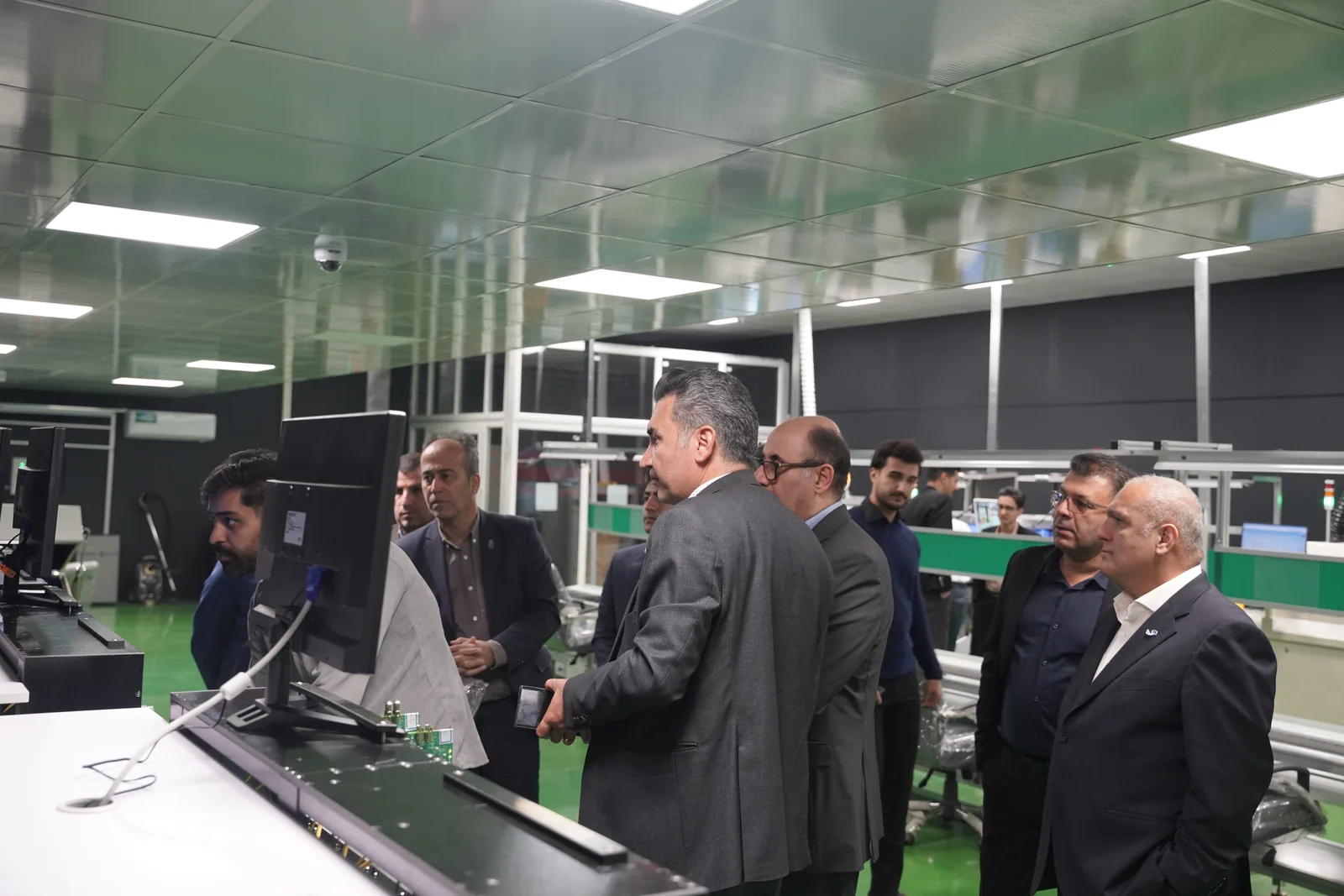 بازدید از بخش‌های کارخانه در روز افتتاح
