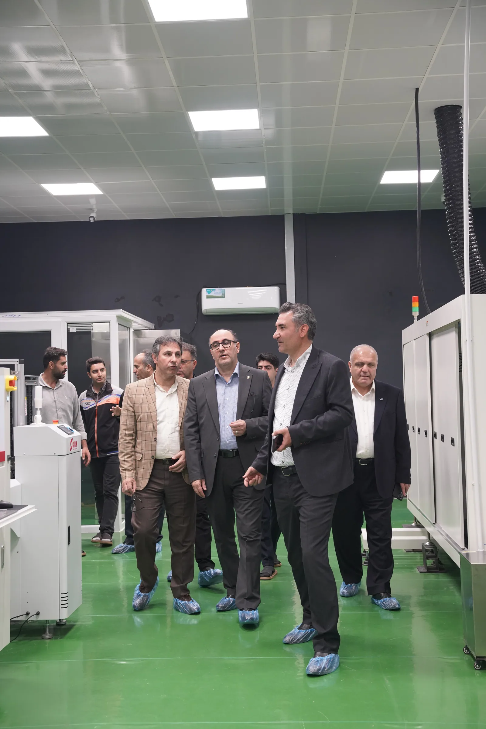 بازدید مهمانان از خط مونتاژ کارخانه سندلایت